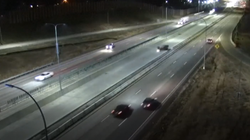 Momenti kur një aeroplan ateron urgjentisht në një autostradë në Minnesota
