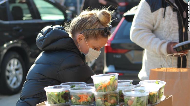 Pandemia ia “anuloi” dasmën, çifti i shpenzon paratë për personat në nevojë