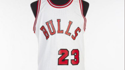 Shitet për çmim rekord fanella e Michael Jordan
