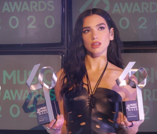 Dua Lipa fiton dy çmime në “Los40 Music Awards”