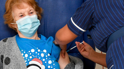 Një vit nga vaksinat, si ndryshoi rrjedha e pandemisë