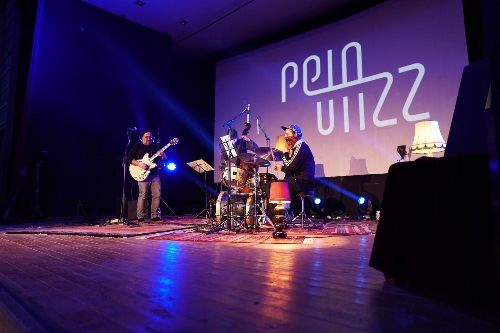 Skena e kinemasë “Jusuf Gërvalla” të hënën ka qenë nikoqire e koncertit të “Armend Xhaferi Trio” me koncertin e parë të “Peja Jazz”