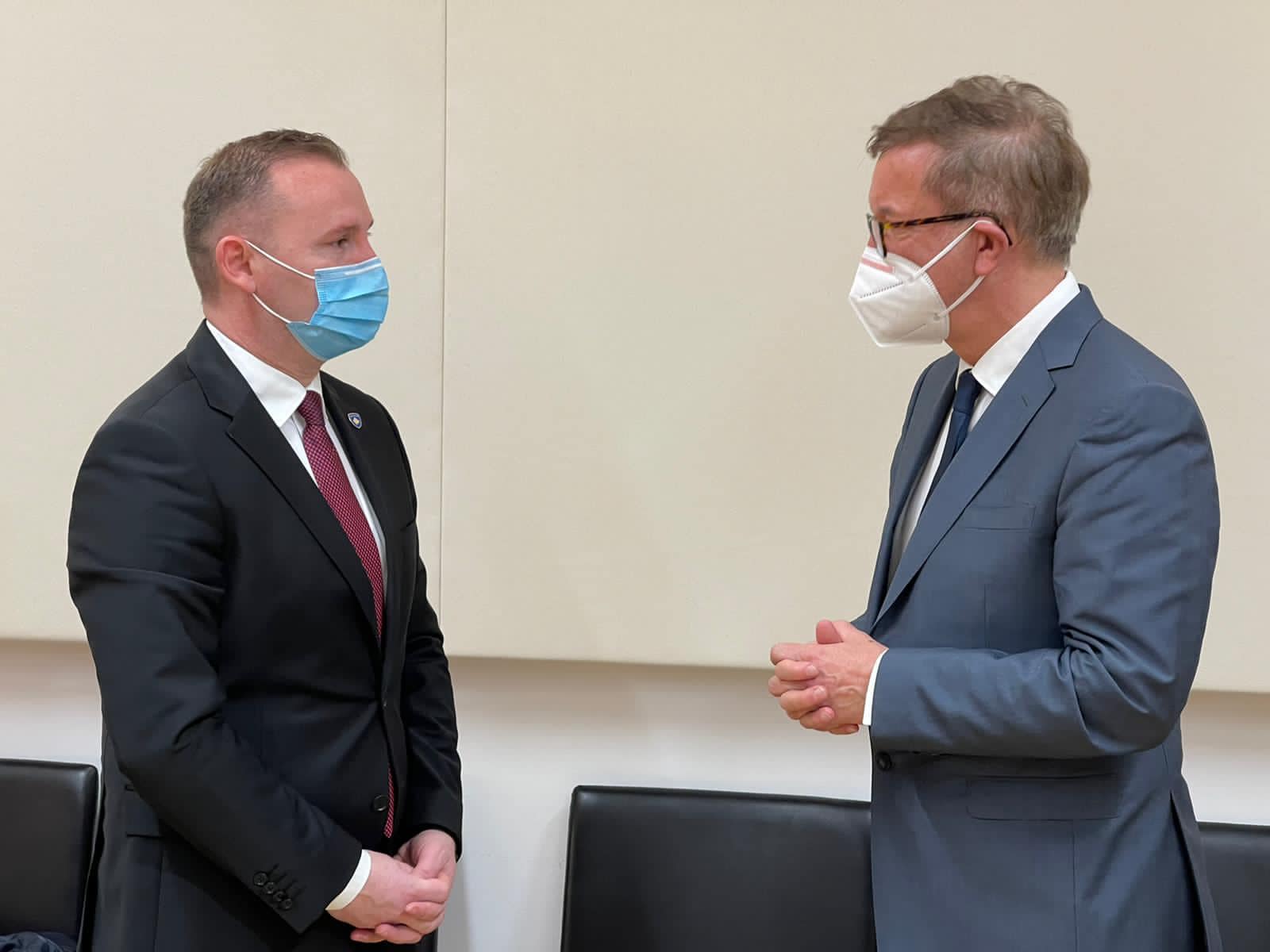 ​Zemaj takon homologun e tij austriak, diskutohet për sigurimin e vaksinës anti-COVID-19