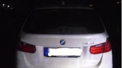 Policia ndalon një veturë me targë të huaj, shoferit shtetas kosovar i sekuestron armë