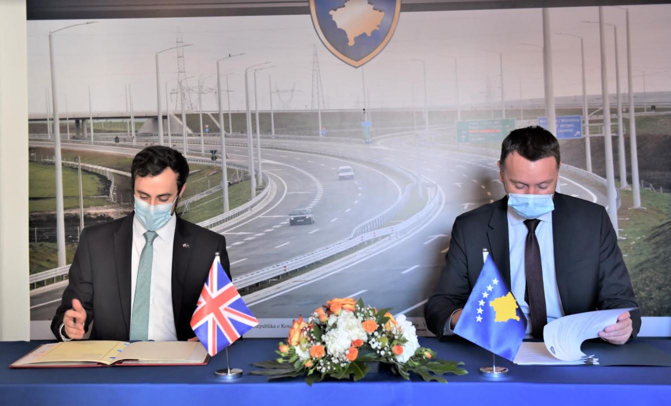 Kosova dhe Britania nënshkruajnë marrëveshje për transportin ndërkombëtar tokësor