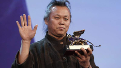 Regjisori i njohur korean-jugor, Kim Ki-duk, vdes si pasojë e COVID-19