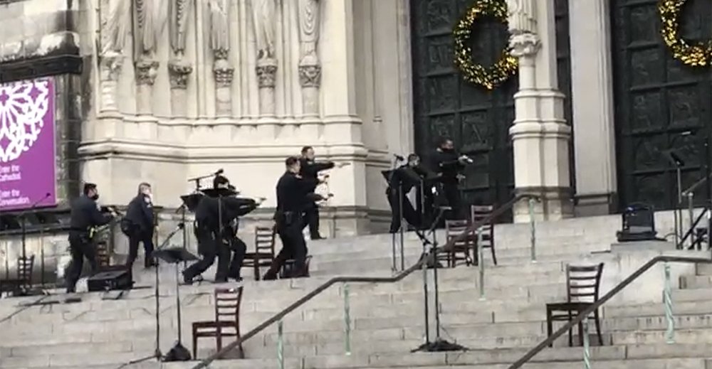 Një person gjuan me armë në një katedrale në Manhattan, policia e qëllon
