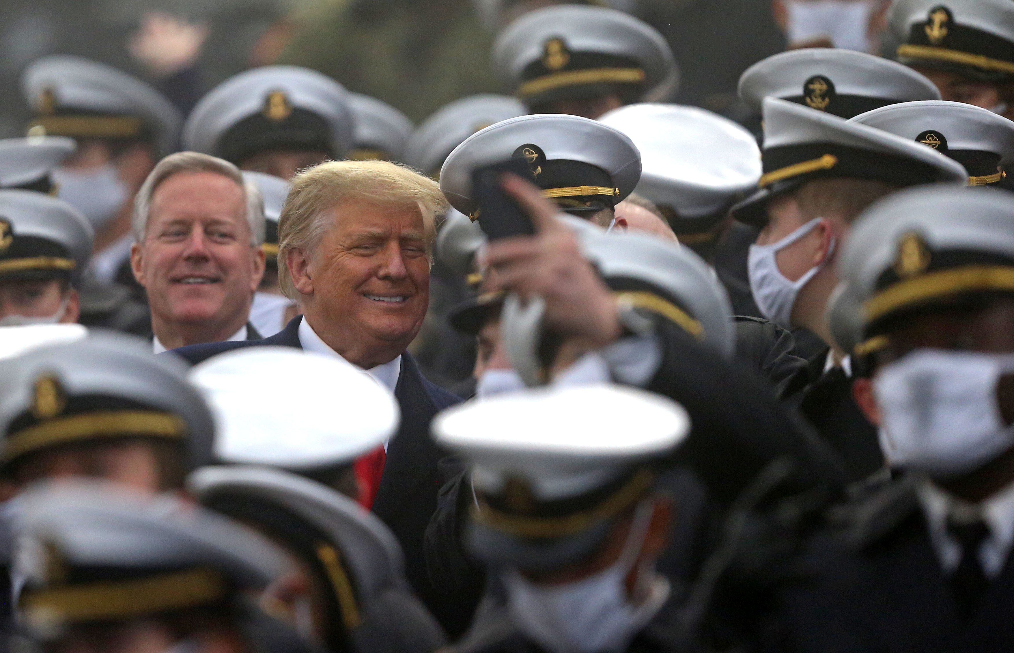 Trumpi pa distancë në një ndeshje futbolli në ushtri