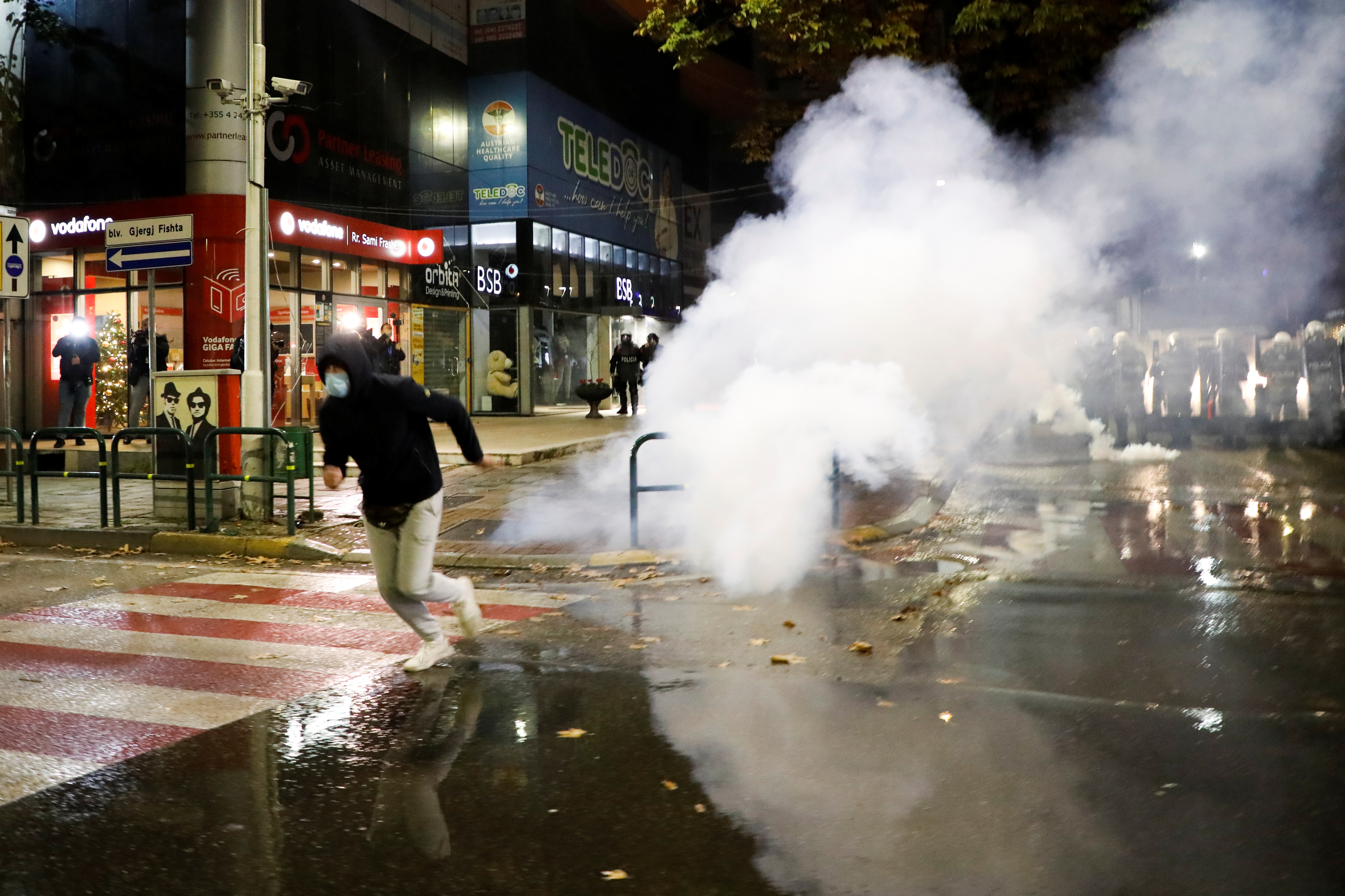 Nata e pestë e protestave në Shqipëri, me duart mbi kokë protestuesit shtrihen para Kryeministrisë