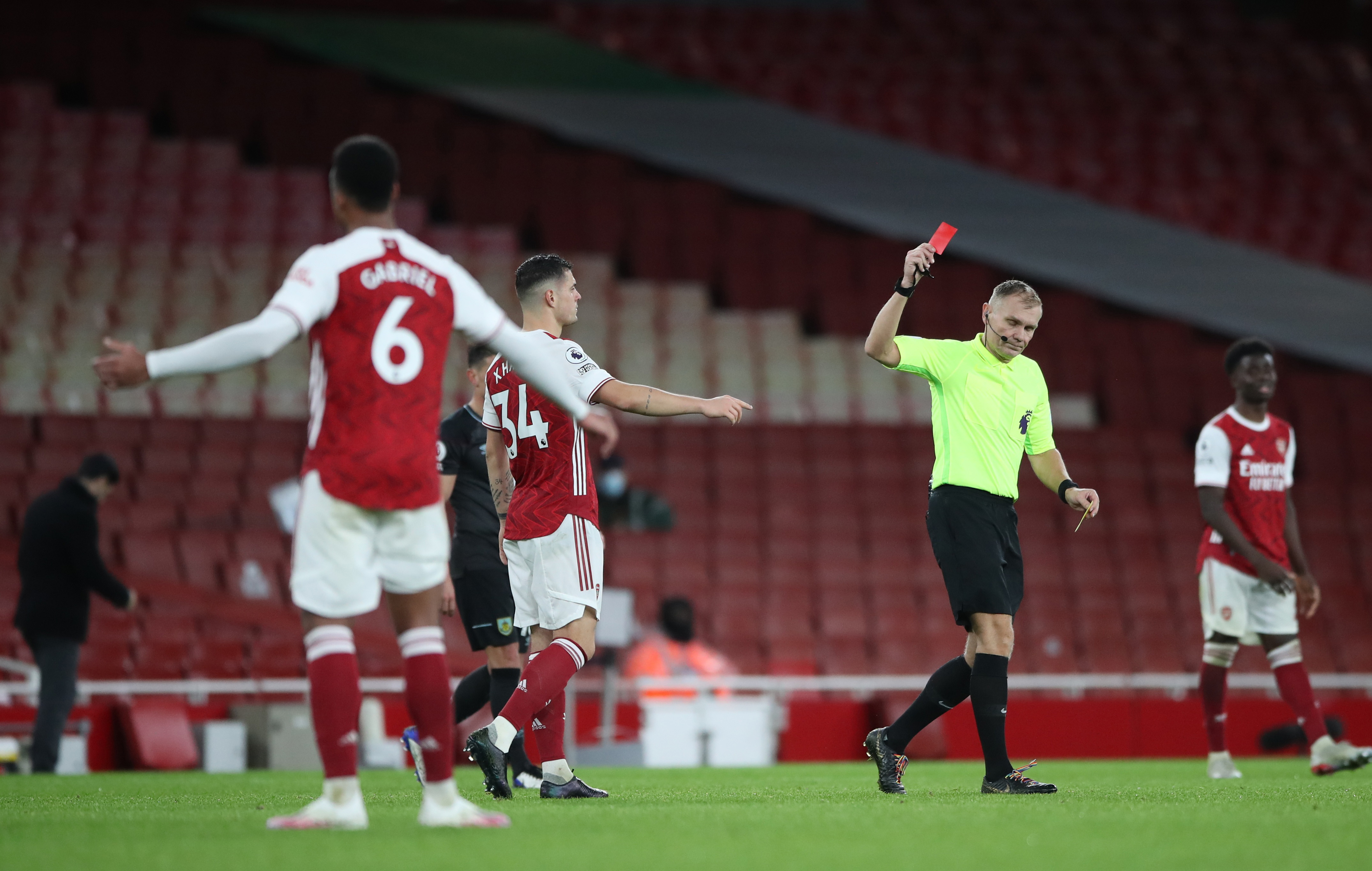 Xhaka ndëshkohet me të kuq, kapi për fyti lojtarin kundërshtar