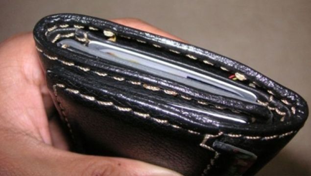 Pejë, cigareshitësi dorëzon në Polici portofolin me para që e gjeti në rrugë