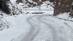 Rrugët në Rugovë mbulohen nga bora, Komuna e Pejës ende pa operator për pastrimin e tyre