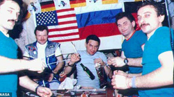 Astronautët “kontrabandistë” rusë kujtojnë si përfundoi konjaku armen në hapësirë