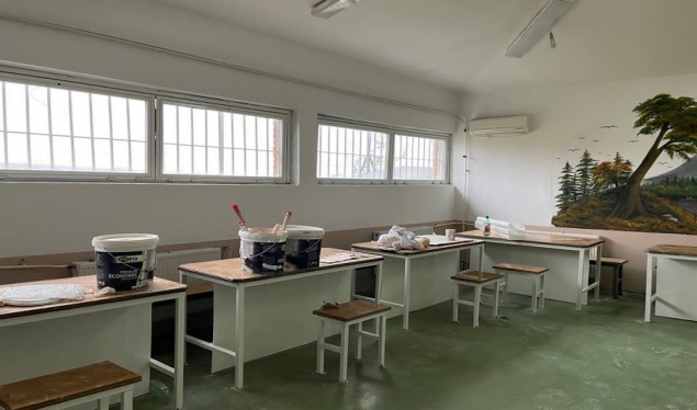 Të dënuarit rinovojnë sallën e vizitave familjare në Qendrën Korrektuese Dubravë