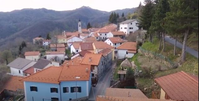 Fshati italian në festë, pret ardhjen në jetë të një bebeje pas 23 vitesh pa asnjë lindje