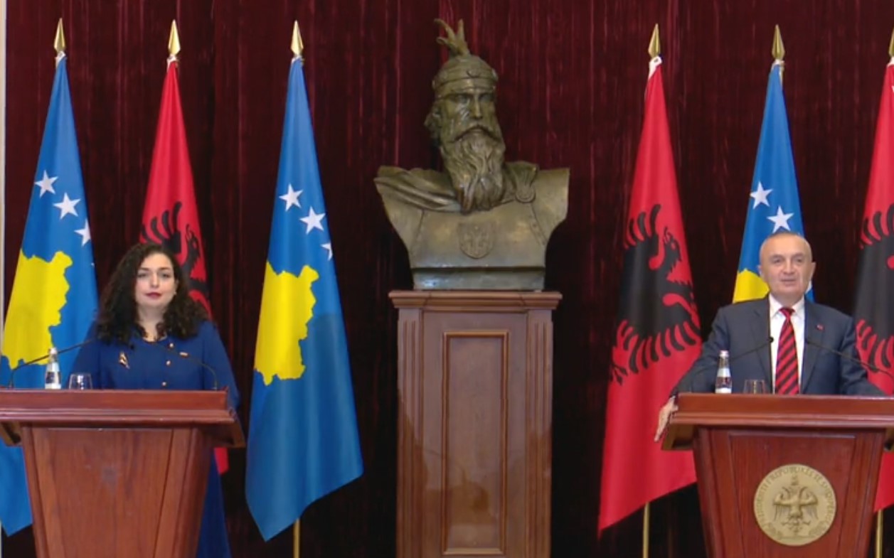 Osmani pritet në Tiranë me ceremoni shtetërore nga presidenti Meta
