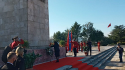 Osmani bën homazhe tek Varrezat e Dëshmorëve të Kombit në Tiranë