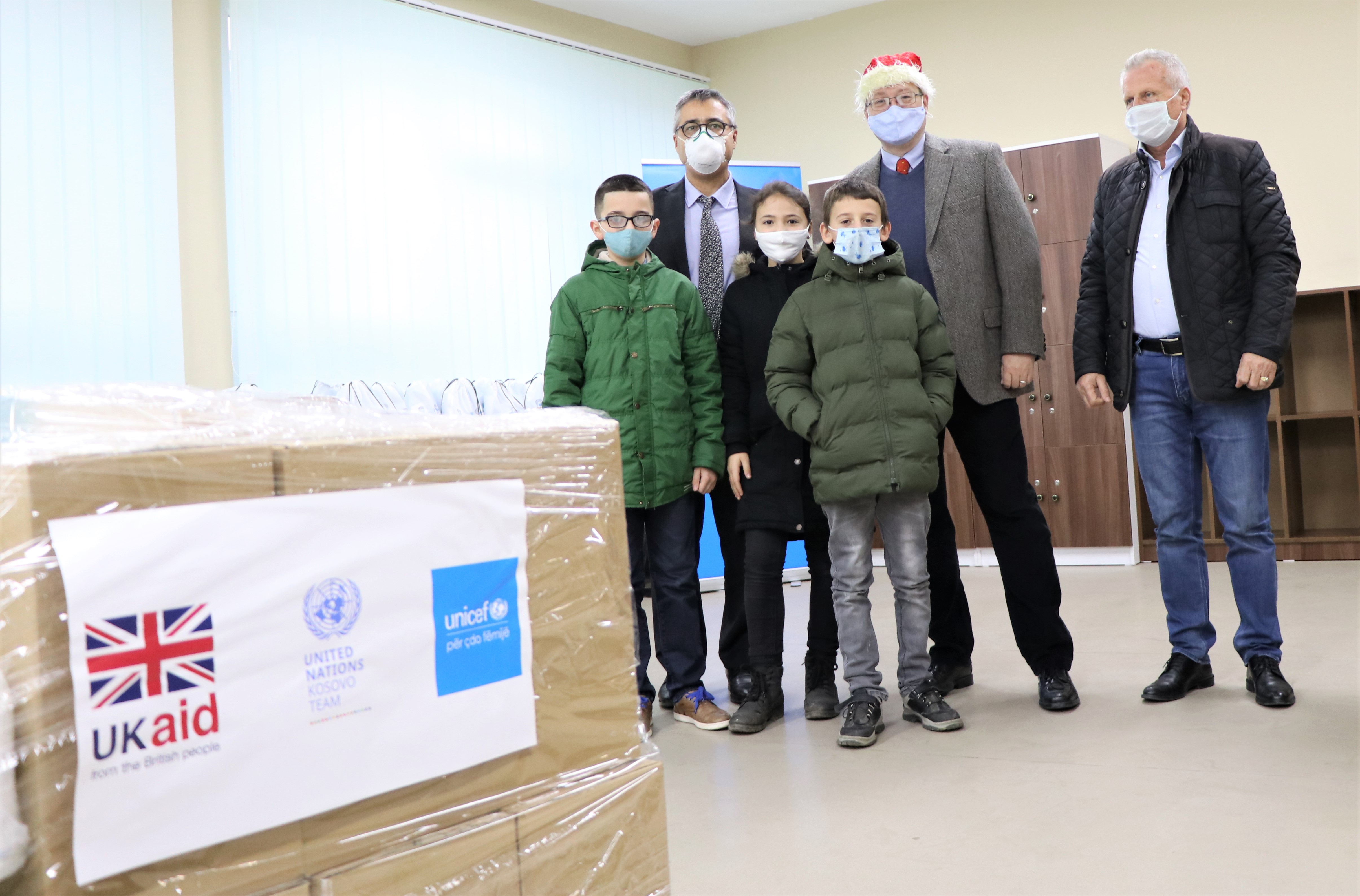 UNICEF-i dhe Ambasada Britanike kanë furnizuar 1,020 shkolla dhe 1,770 mësimdhënës me pako higjienike