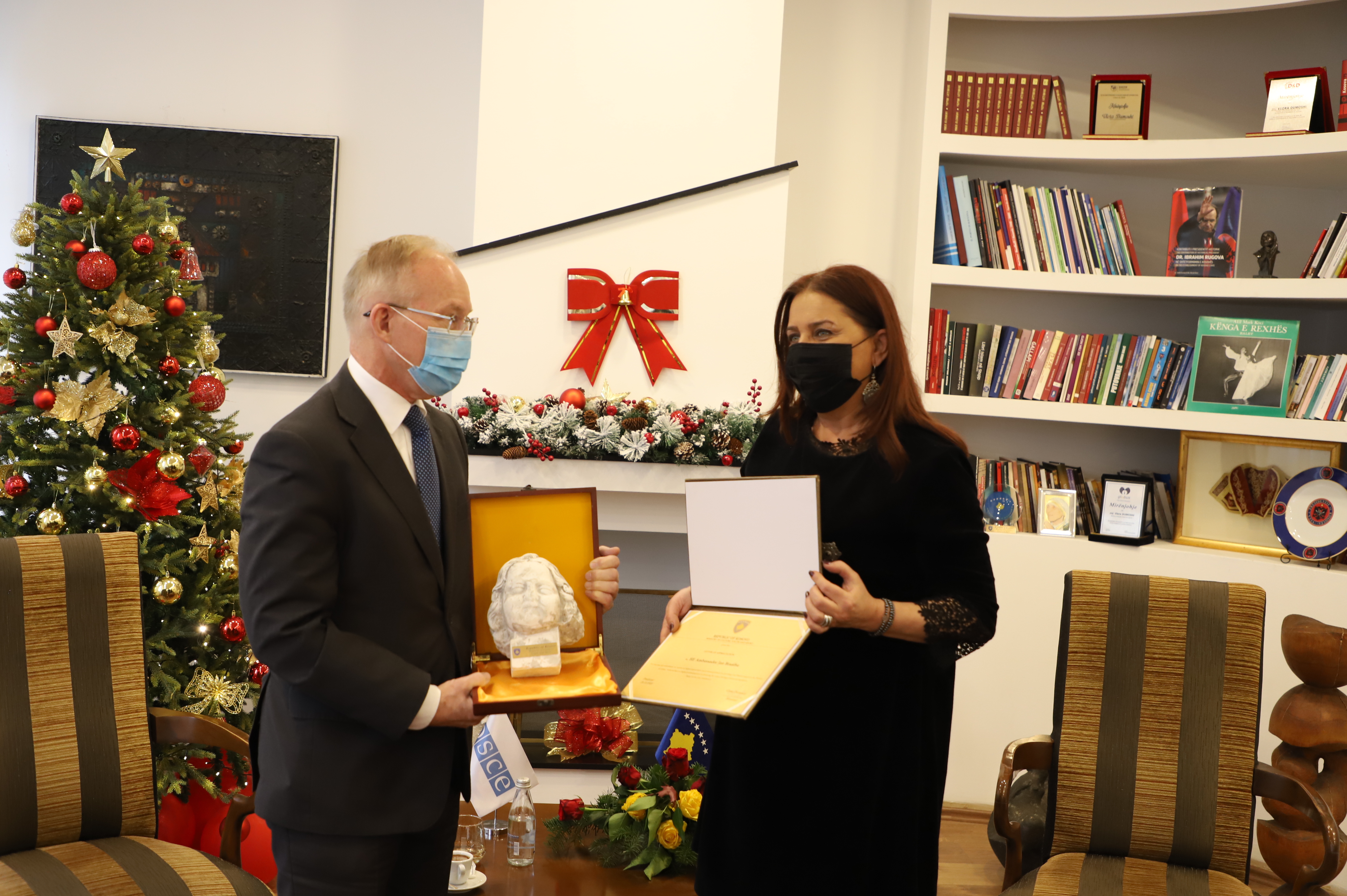 Dumoshi priti në takim përshëndetës ambasadorin e OSBE-së në Kosovë, Jan Braathu
