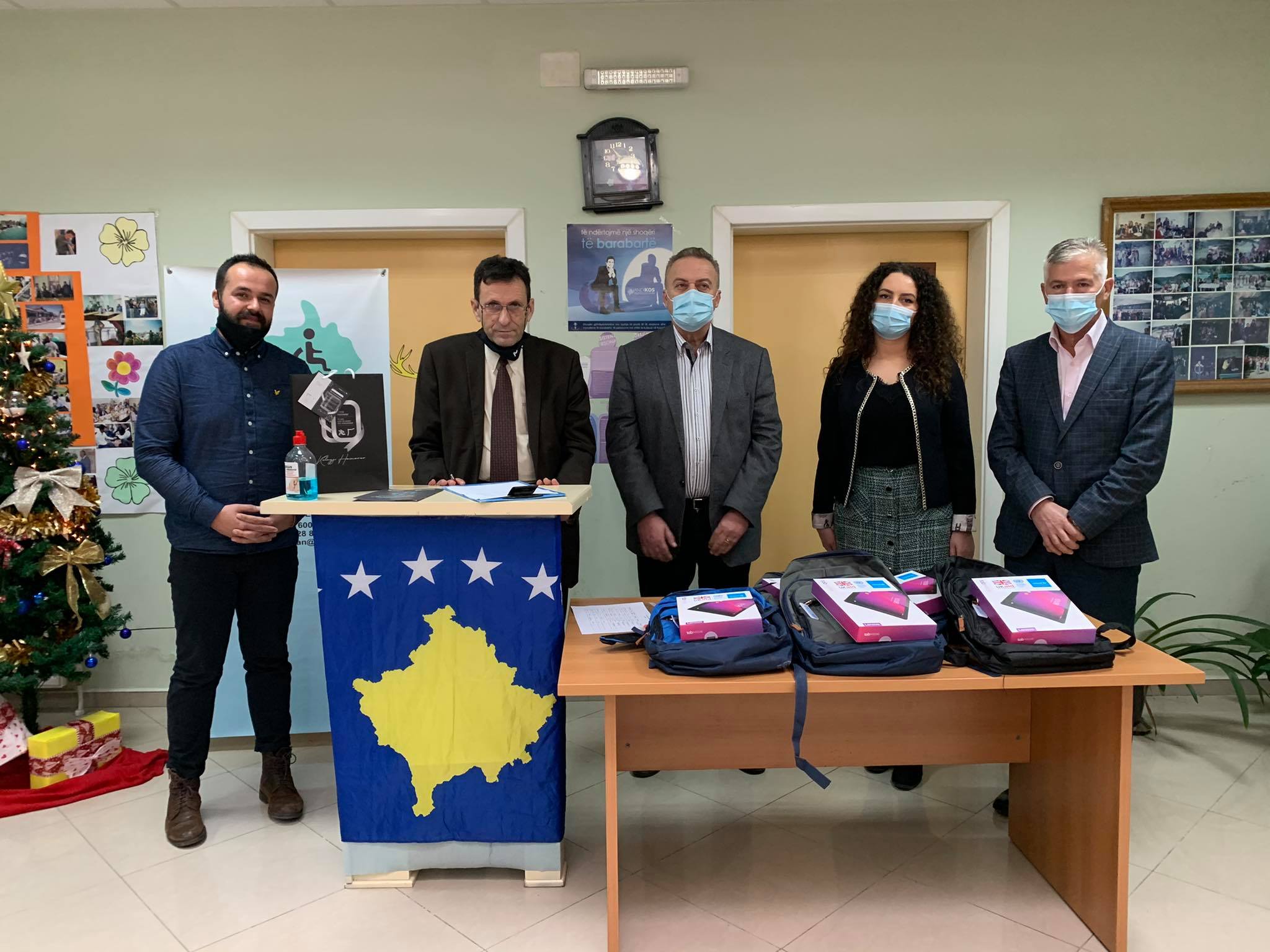 Handikosi në Gjilan shpërndan tableta për fëmijët me aftësi të kufizuara