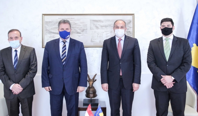 Hoxhaj takon ambasadorin hungarez, flasin për zhvillimet politike në Kosovë