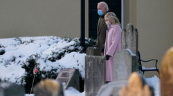 Bideni viziton varrin e ish-gruas dhe vajzës, 48 vjet pas aksidentit 