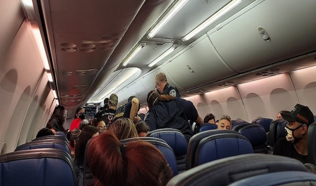 Vdes një person i dyshuar  me COVID-19 gjatë një fluturimi drejt Los Angelesit