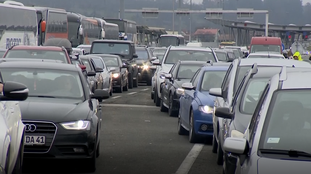 Mërgimtarët ankohen se po presin kah 10 orë nëpër kufij, s’ka as banjë