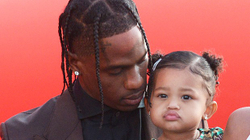 Travis Scott dhe Stormi Webster dhurojnë lodra për fëmijët në Houston