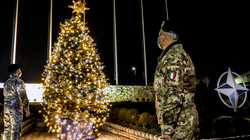 Ushtarët e KFOR-it festojnë Krishtlindjen, thonë se u mungojnë familjet