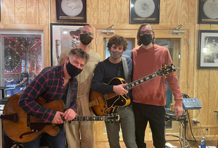 Nga e majta: Peter Bernstein, Connor Parks, Marius va nden Brink, gjatë incizimit në “Mozart Studios” në New Jersey