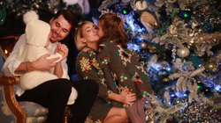 Alban Skenderaj publikon fotografi me familjen