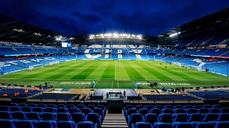 Dy futbollistë e dy anëtarë të stafit të Cityt rezultojnë pozitivë me COVID-19