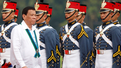 Ushtarët filipinas dhe ministrat marrin vaksinën anti-Covid para aprovimit