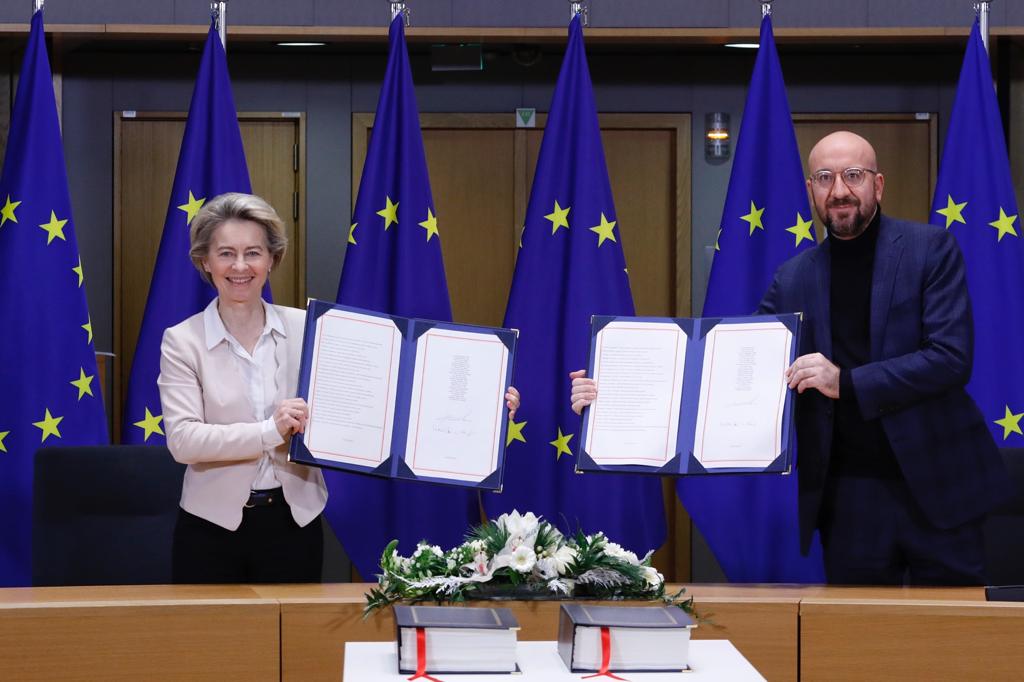 Presidentja e KE-së firmos marrëveshjen tregtare të Brexit-it me Mbretërinë e Bashkuar