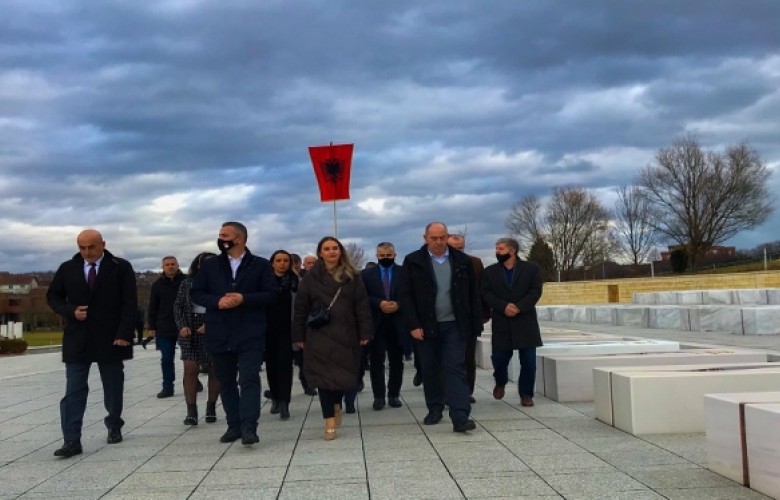 Homazhe në Ditën e Veteranit, përkujtohet familja Jashari