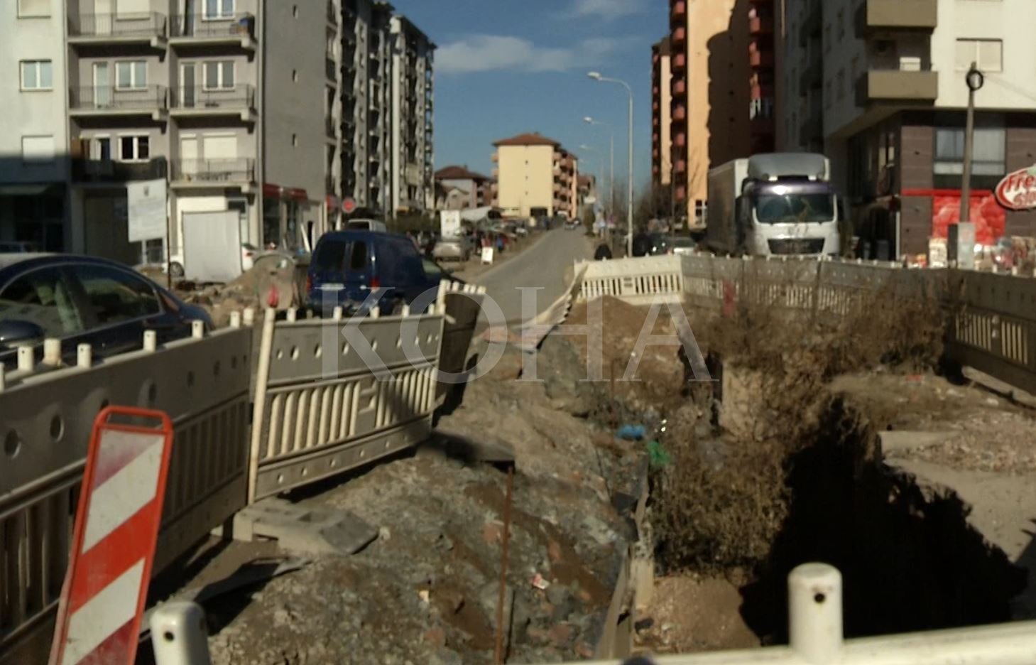 Gjendja në lagjen “Kalabria” me punimet në një kolektor që s’kanë përfunduar tash e sa kohë