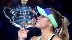 “Alo nënë, fitova, qetësohu tani” – tenistja i telefonon nënës pas titullit të Australian Open