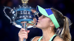 “Alo nënë, fitova, qetësohu tani” – tenistja i telefonon nënës pas titullit të Australian Open