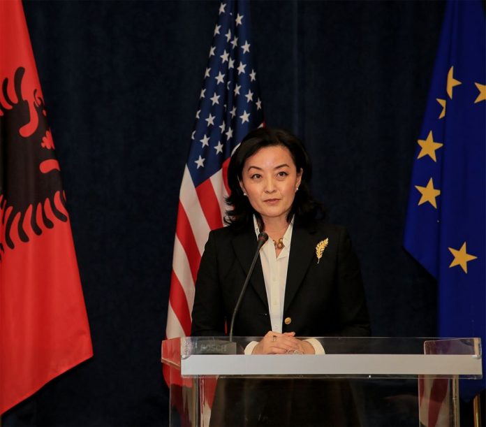 Ambasadorja amerikane Kim: Tani e kuptoj se legjenda për mikpritjen shqiptare është pohim i një fakti