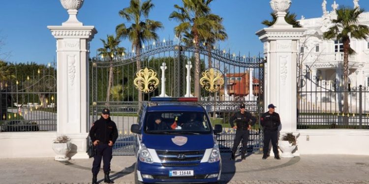 “Preja” e parë e Anti-KÇK-së në Shqipëri: kompleksi “Golden” në Shijak, 3 shtëpi dhe 1 pikë karburanti