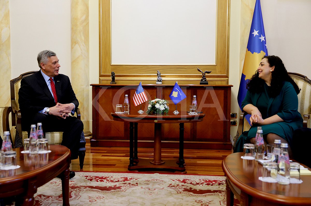 Mysafiri i parë i kryeparlamentares Osmani, ambasadori Kosnett 
