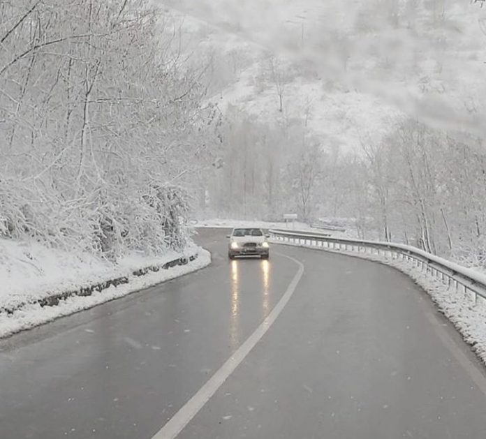 Bora mbulon veriun dhe juglindjen e Shqipërisë, kontraktorët po pastrojnë të gjitha akset
