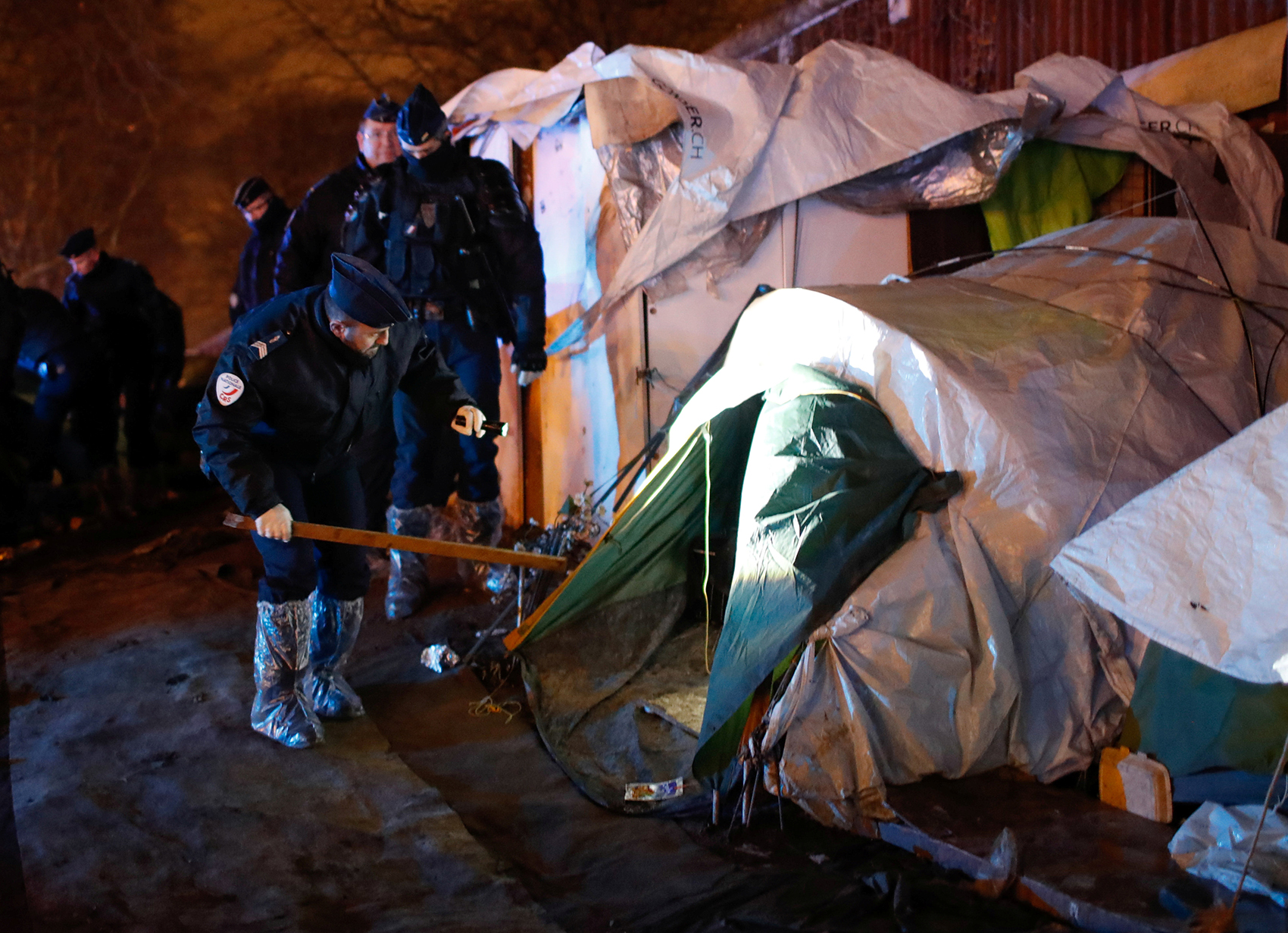 Policia franceze shkatërron tendat e emigrantëve në Paris, largon 427 persona