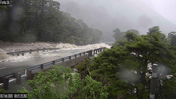 Bllokohen qindra turistë e banorë në një ishull zelandez nga përmbytjet