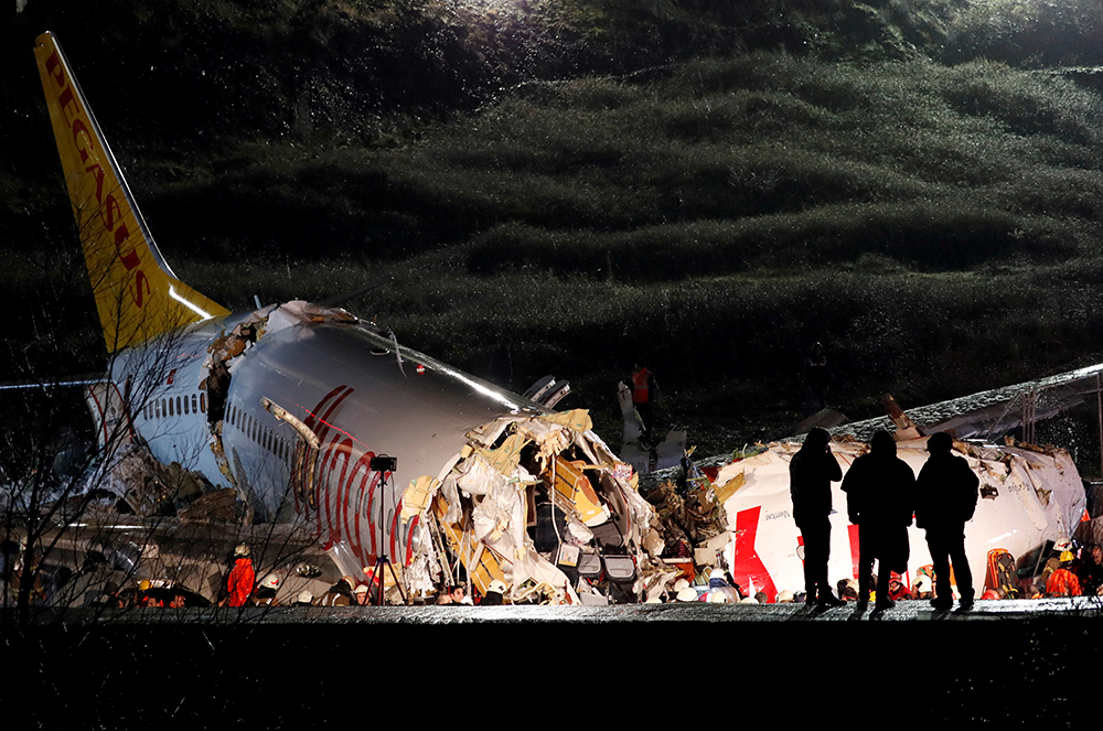 Asnjë i vdekur e 52 të lënduar nga rrëzimi i një aeroplani në Turqi