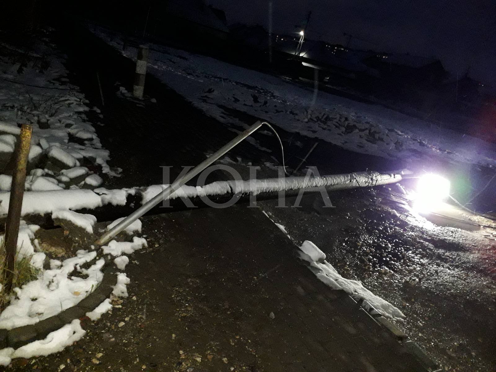 Era rrëzoi shtyllën e ndriçimit publik mbrëmë në Fushë-Kosovë, ende s’është riparuar