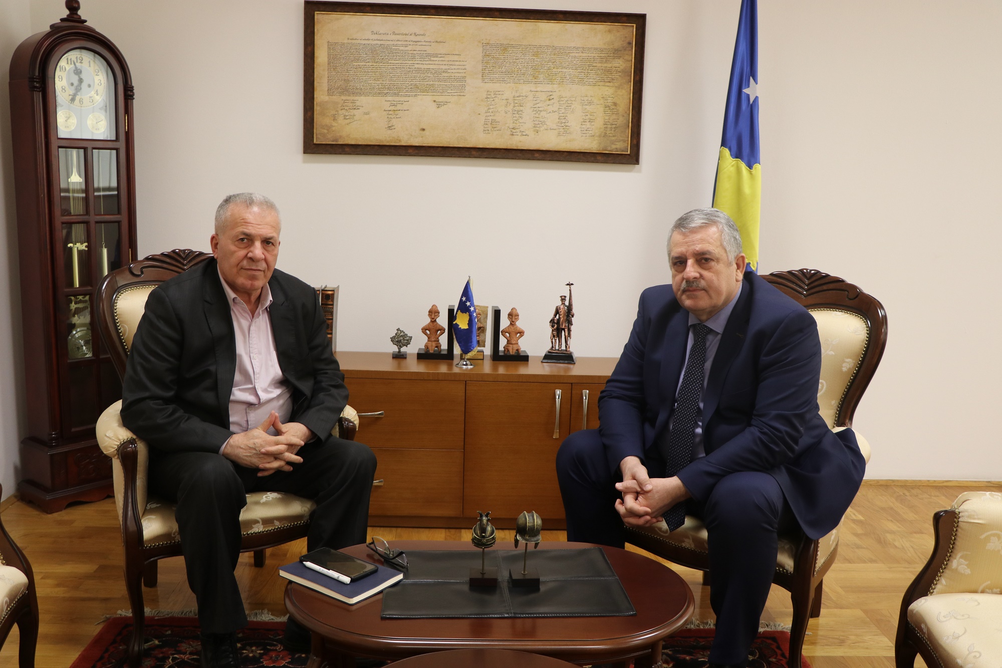 Veliu takohet me Tashollin, thotë se prioritet e ka përmirësimin e kushteve për policët