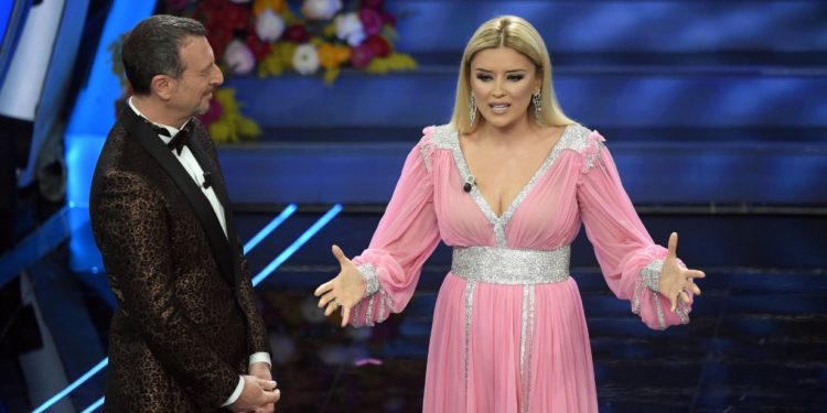 Alketa Vejsiu shkëlqen në festivalin italian të Sanremos, përshëndet edhe shqip