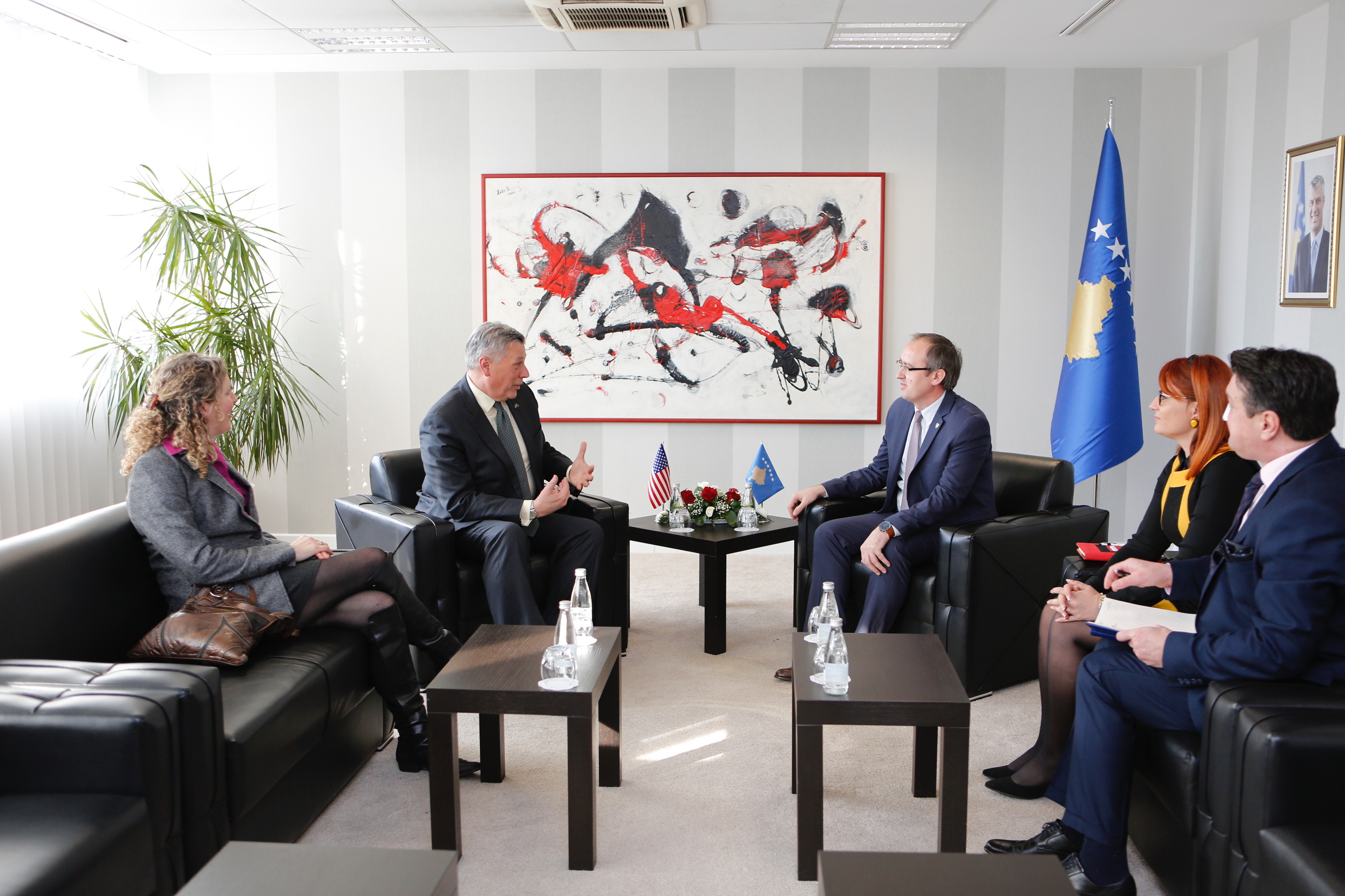 SHBA mbeten mbështetësit kryesorë të forcimit të institucioneve të Republikës së Kosovës, i thotë Kosnett Hotit